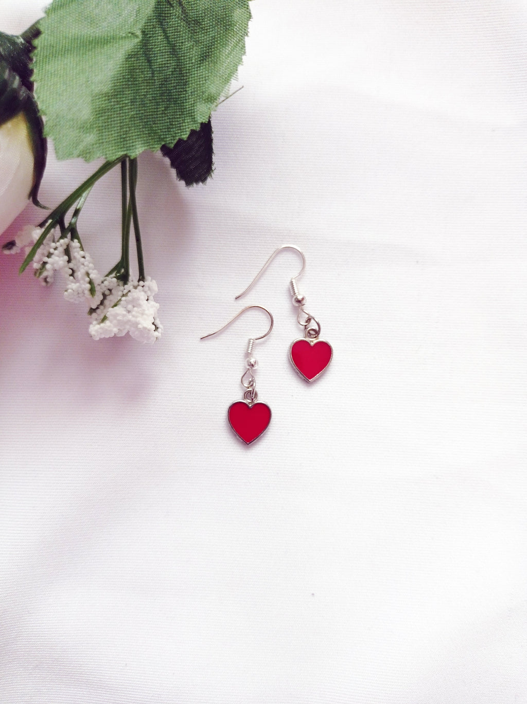 Boucles d'oreilles classiques de Red Hearts, cartes à jouer inspirées de Queen of Hearts | par lovedbynlanla