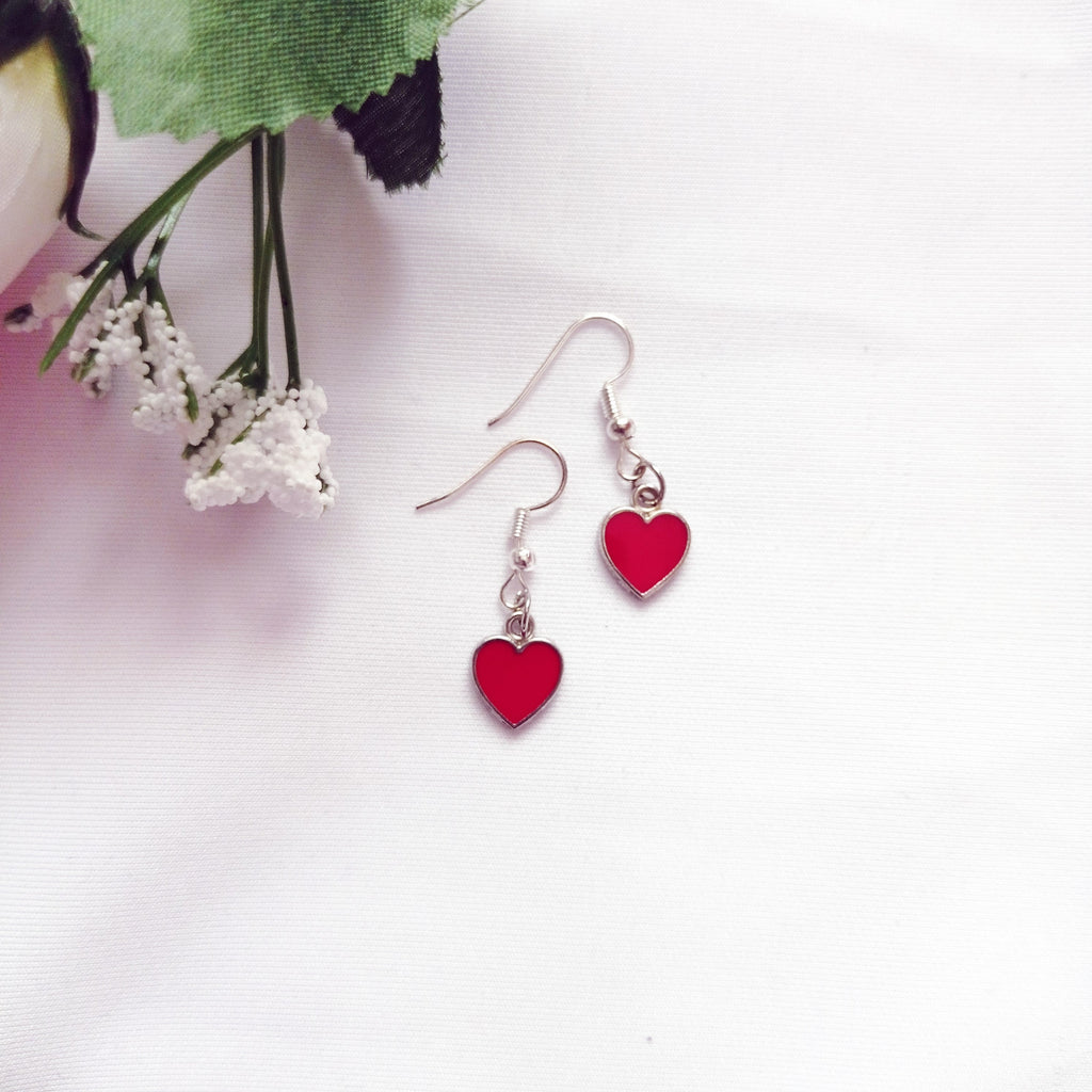 Boucles d'oreilles classiques de Red Hearts, cartes à jouer inspirées de Queen of Hearts | par lovedbynlanla