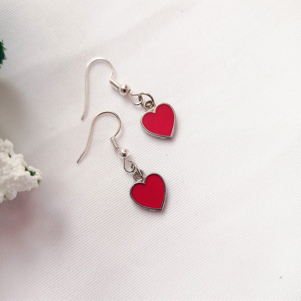 Boucles d'oreilles classiques de Red Hearts, cartes à jouer inspirées de Queen of Hearts | par lovedbynlanla