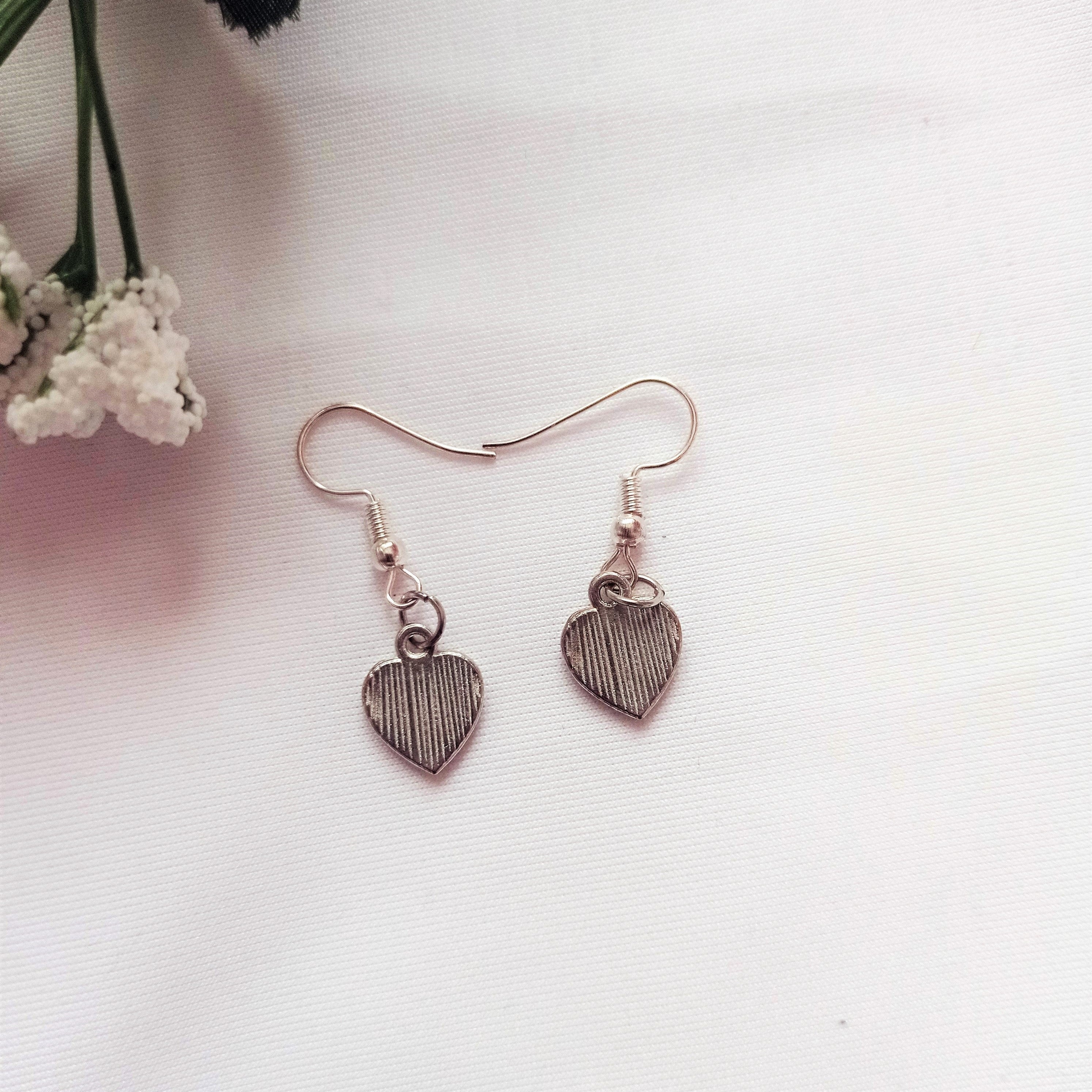 Boucles d'oreilles classiques de Red Hearts, cartes à jouer inspirées de Queen of Hearts | par lovedbynlanla